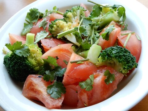 パクチーで❤トマト&ブロッコリーの簡単サラダ♪